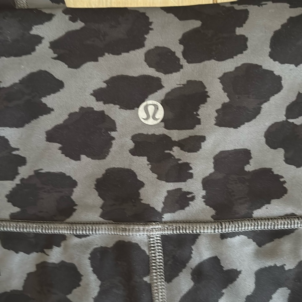 LULULEMON ATHLETICA LEOPARD PRINT LEGGINGS SIZE 4 - Picture 4 of 6